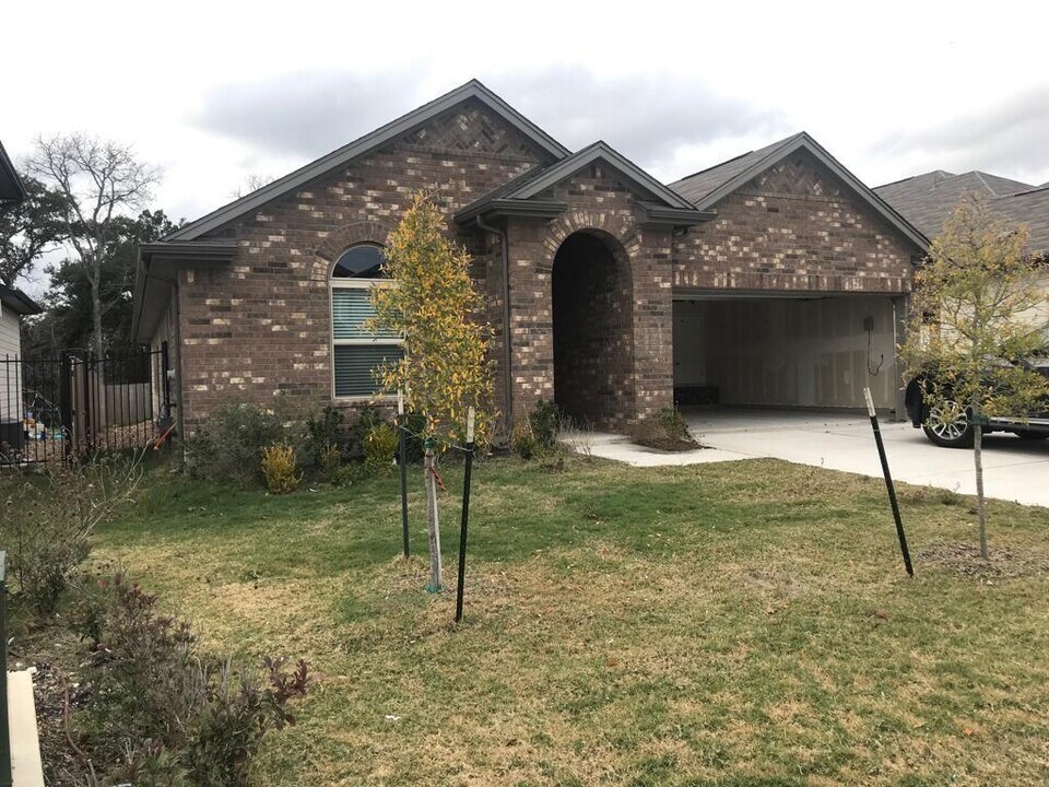 120 Walkup Ln in Leander, TX - Building Photo