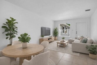 241 NW 40th St in Oakland Park, FL - Building Photo - Building Photo