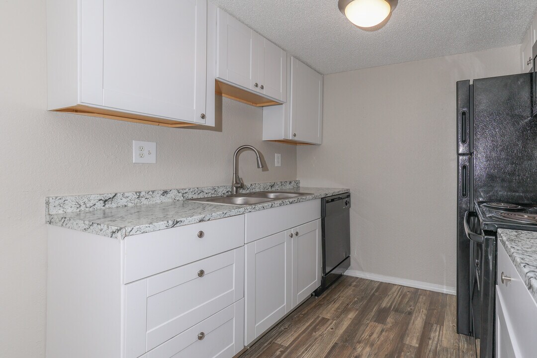 Crossings at Minshall Park in Tulsa, OK - Building Photo