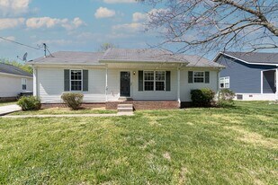 1811 Harbor Dr in Oak Grove, KY - Building Photo