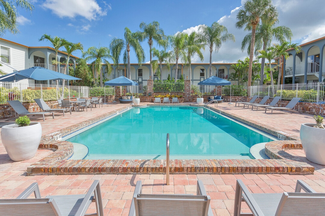 Westshore Palms at Kennedy in Tampa, FL - Foto de edificio