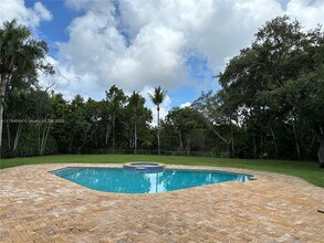 10600 SW 69th Ave in Miami, FL - Building Photo - Building Photo