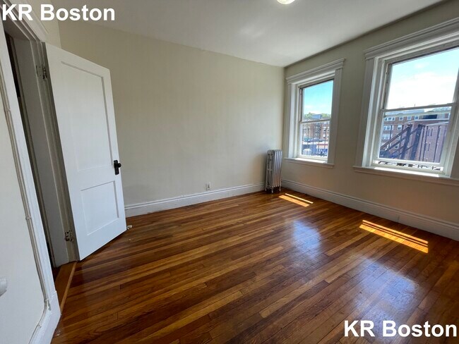 1404 Commonwealth Ave in Boston, MA - Building Photo - Building Photo