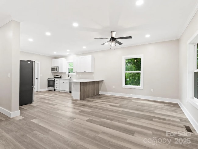 123 Edwards Ave in Swannanoa, NC - Foto de edificio - Building Photo