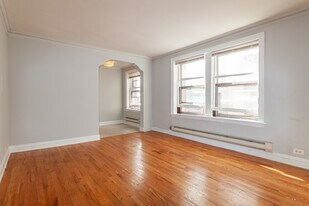 435 W Roscoe St, Unit 3A in Chicago, IL - Building Photo