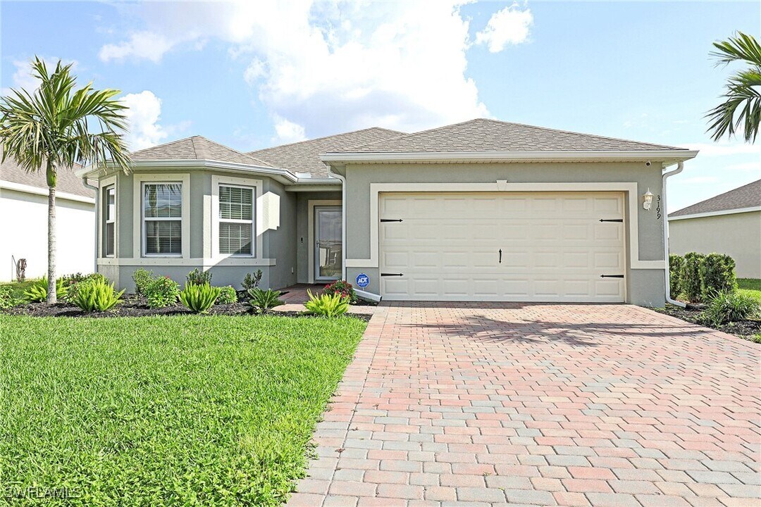 3199 Estancia Ln in Cape Coral, FL - Building Photo