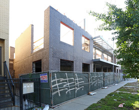2535 W Fullerton Ave in Chicago, IL - Foto de edificio - Building Photo