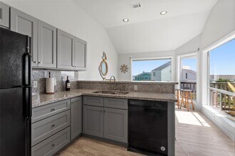 17627 Termini-San Luis Pass Rd in Galveston, TX - Foto de edificio - Building Photo