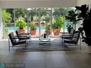 401 Golden Isles Dr in Hallandale Beach, FL - Building Photo - Building Photo