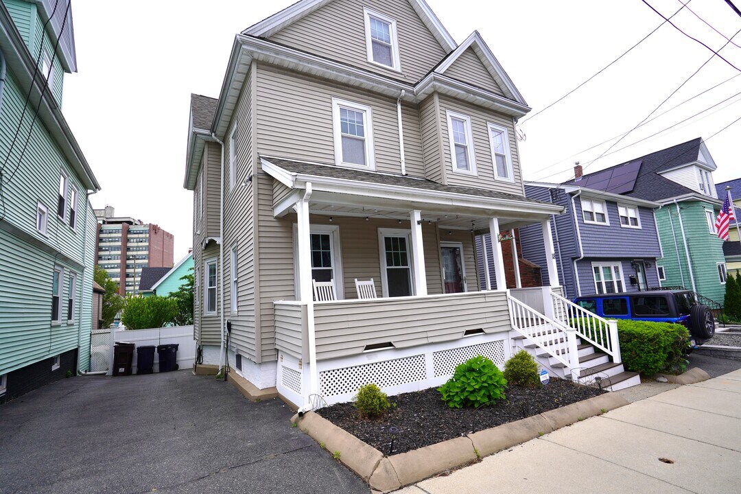 18 Henry St in Everett, MA - Foto de edificio