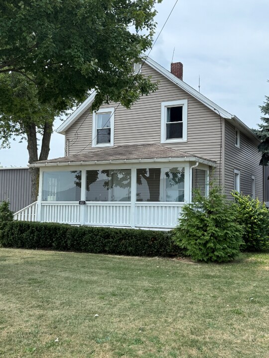812 Abbe Rd N in Sheffield, OH - Building Photo