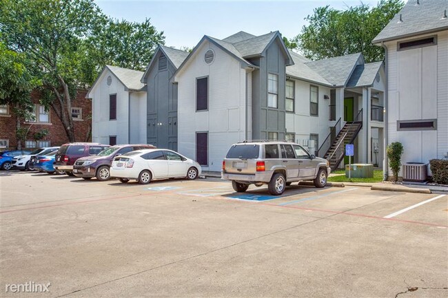 Austin Place in Denton, TX - Foto de edificio - Building Photo