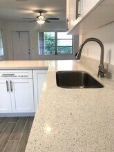 215 SW 10th St in Hallandale Beach, FL - Foto de edificio - Building Photo