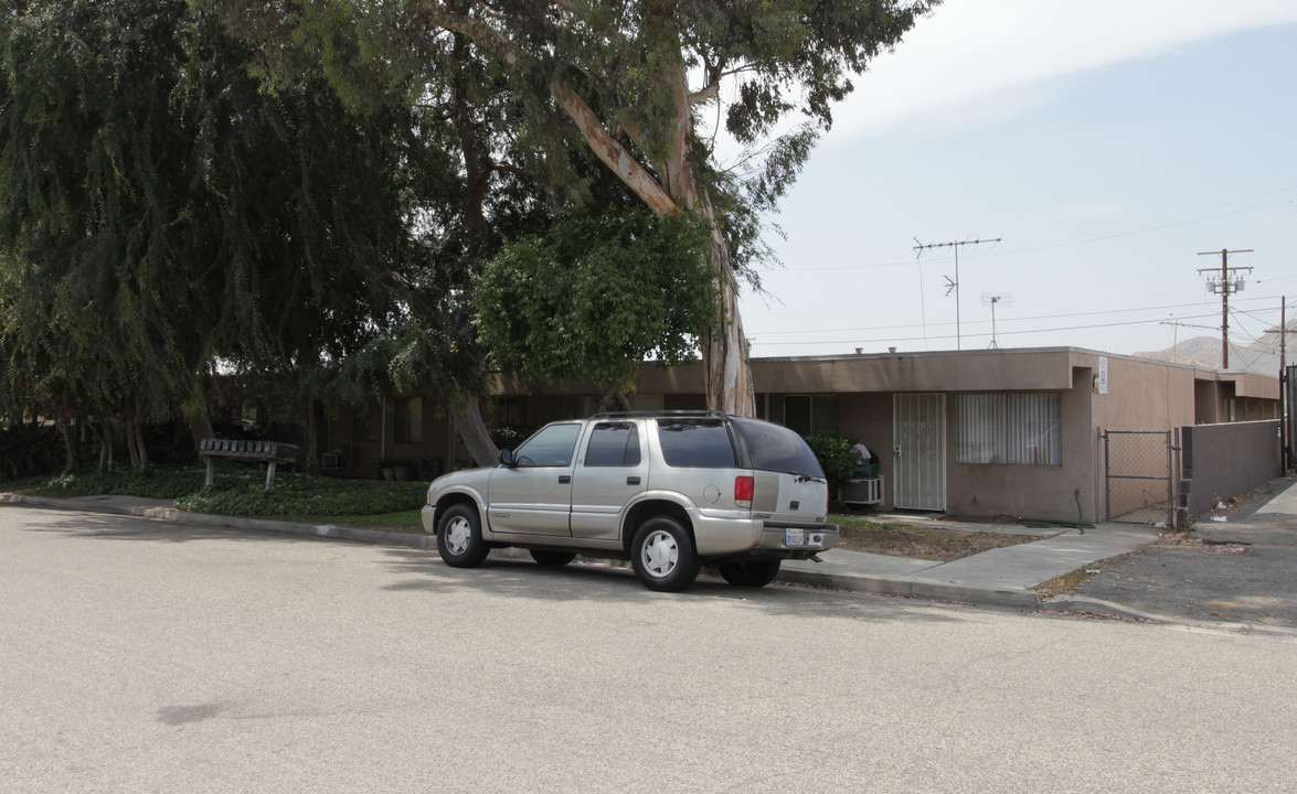 1321 Villa St in Riverside, CA - Foto de edificio