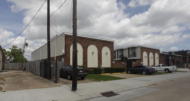 3900 Hessmer Ave in Metairie, LA - Foto de edificio - Building Photo