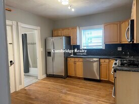 35 Cameron Ave, Unit 2 in Somerville, MA - Building Photo