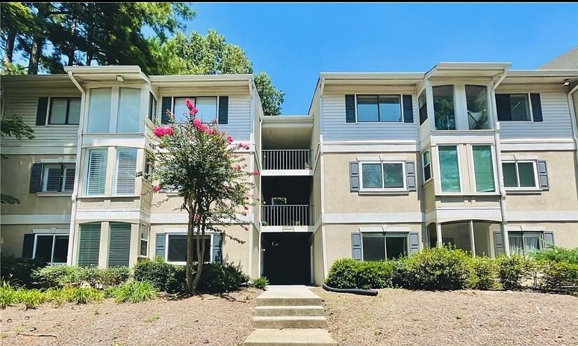 3001 Wingate Way in Sandy Springs, GA - Foto de edificio