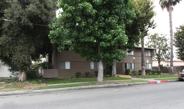 Parkview Terrace Apartments in El Monte, CA - Foto de edificio - Building Photo