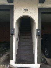 2062 Argyle Ave in Los Angeles, CA - Building Photo - Building Photo