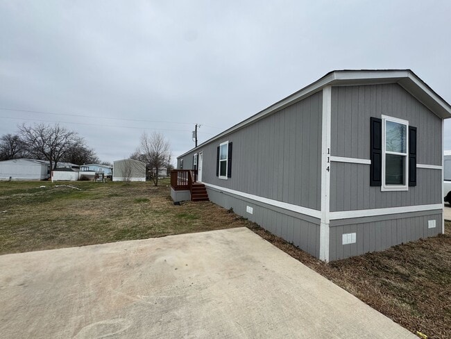 114 Shady Grove Dr in Sanger, TX - Building Photo - Building Photo