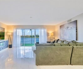 605 Ives Dairy Rd, Unit 305-7 in Miami, FL - Foto de edificio - Building Photo