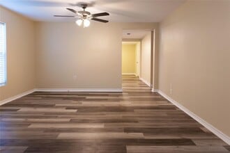 125 N Oak St in Clute, TX - Building Photo - Building Photo