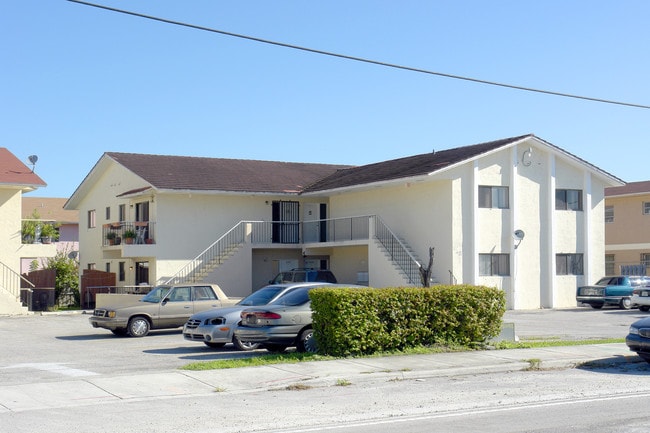 1653-1663 W 41st St in Hialeah, FL - Foto de edificio - Building Photo