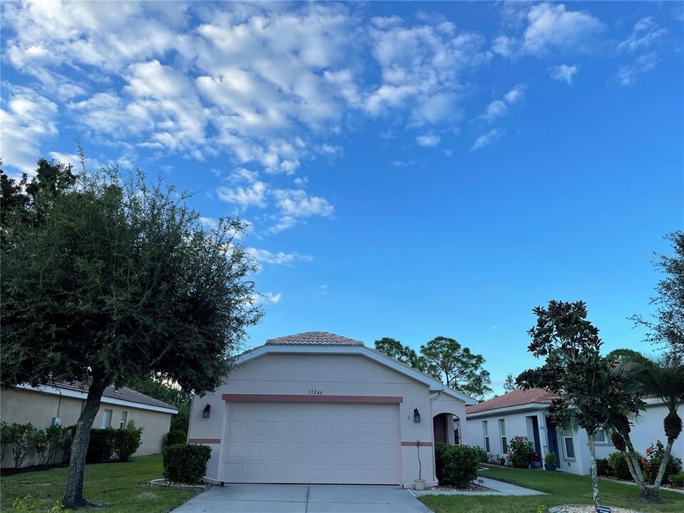 13266 SW Pembroke Cir N in Lake Suzy, FL - Building Photo