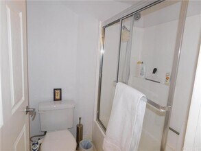 21400 Burbank Blvd, Unit Unit 219 in Woodland Hills, CA - Building Photo - Building Photo