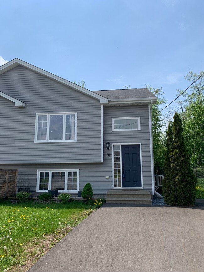 property at 10 Salem Crt