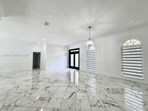 4934 NW 94th Doral Pl in Doral, FL - Foto de edificio - Building Photo