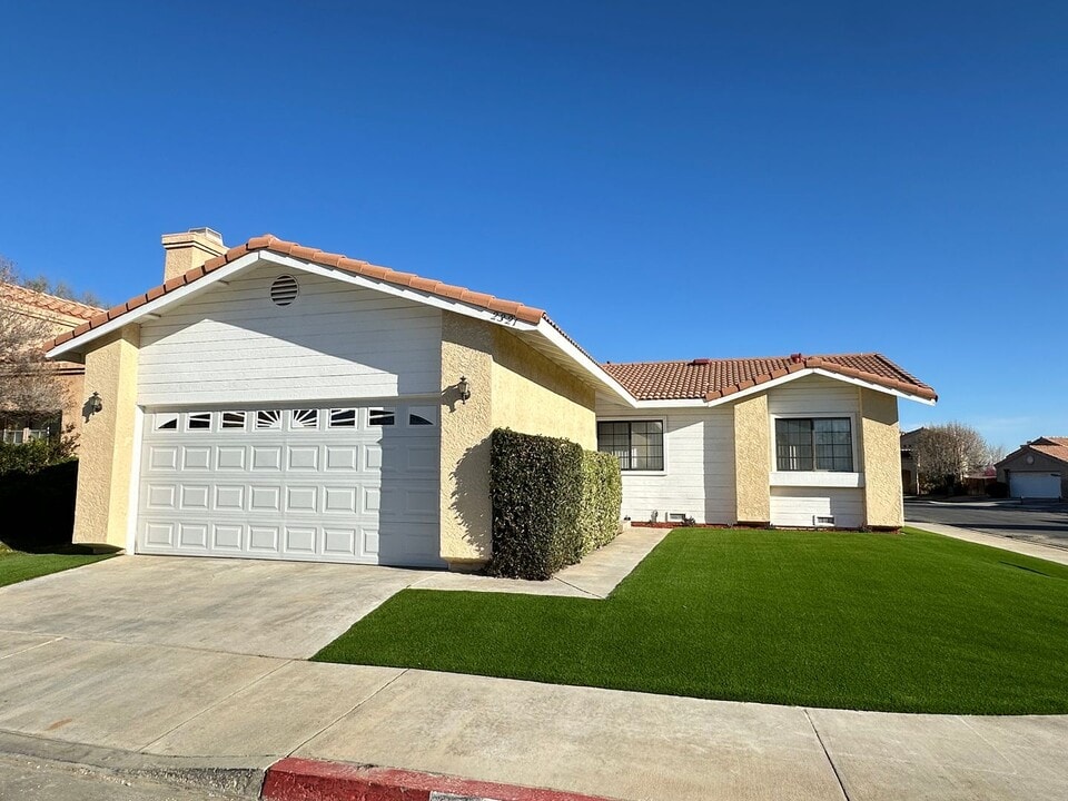 2321 Mark Ave in Palmdale, CA - Building Photo