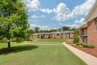 Mountain View Apartment Homes in Tuscaloosa, AL - Building Photo - Building Photo