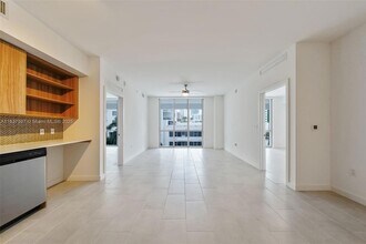 2150 N Bayshore Dr, Unit 305 in Miami, FL - Building Photo - Building Photo