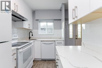 811 Duthie Ave in Burnaby, BC - Building Photo - Building Photo