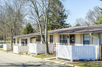 Robin Court Apartments in Zanesville, OH - Foto de edificio - Building Photo