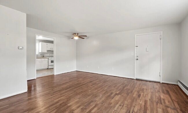 100 Sycamore Ln, Unit #B in Manchester, CT - Foto de edificio - Building Photo