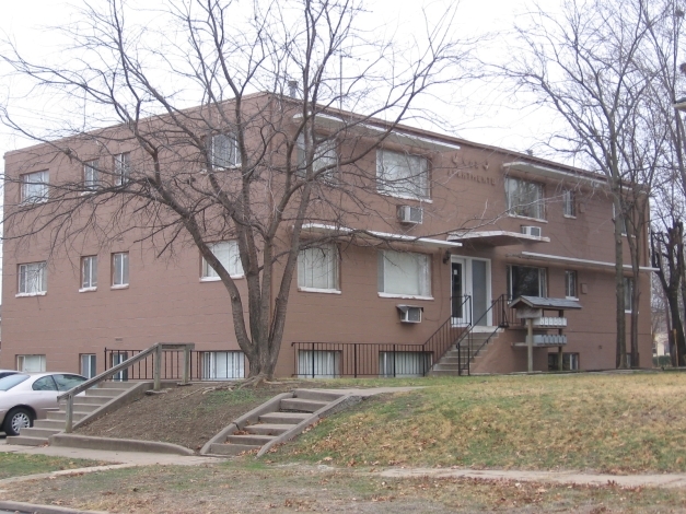 Cox Apartments in Bartlesville, OK - Building Photo