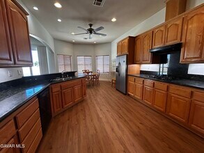 8127 W Ave E12 in Lancaster, CA - Building Photo - Building Photo