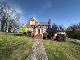 1148 Lake Dr in Dandridge, TN - Building Photo