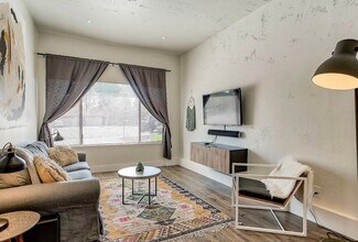 466 Woodcliff Dr, Unit Suite in Redding, CA - Foto de edificio - Building Photo