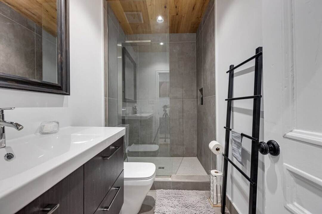 5579 Rue Clark in Montréal, QC - Building Photo
