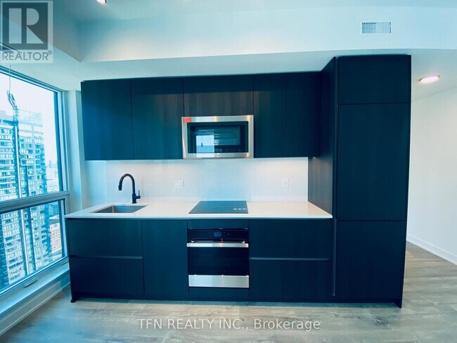 327-3327 King St W in Toronto, ON - Building Photo - Building Photo