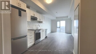 715 Davis Dr in Newmarket, ON - Building Photo