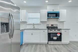 8218 Bigwood St in Houston, TX - Building Photo