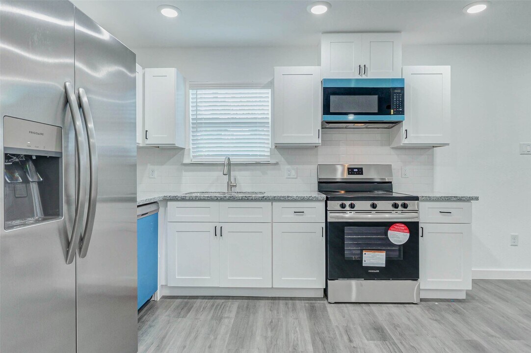 8218 Bigwood St in Houston, TX - Building Photo