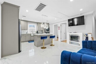 24 Jefferson Ave in Roosevelt, NY - Foto de edificio - Building Photo