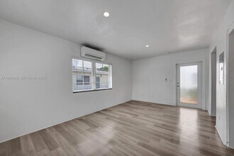 570 NE 68th St in Miami, FL - Building Photo - Building Photo