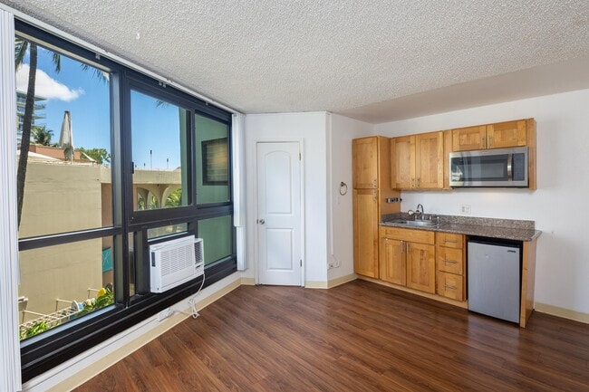 134 Kapahulu Ave in Honolulu, HI - Building Photo - Building Photo