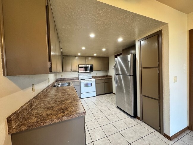 8309 NW 7th St in Oklahoma City, OK - Building Photo - Building Photo